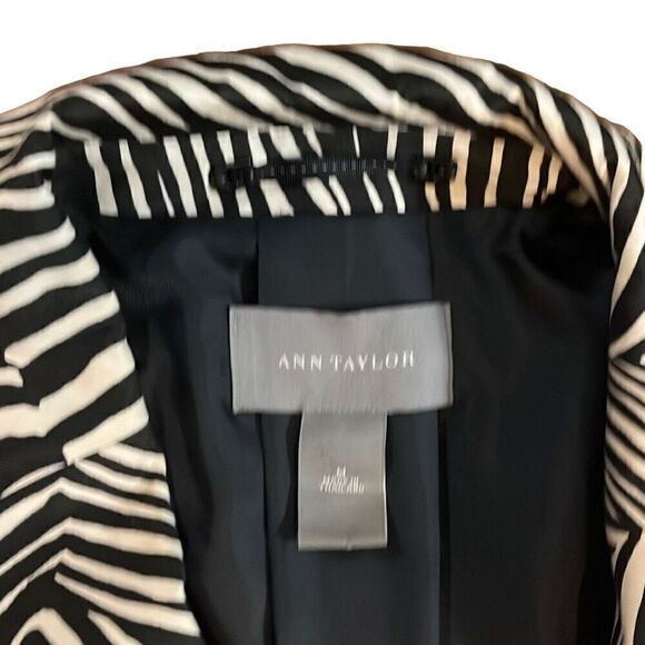 Ann Taylor, beautiful zebra print coat fully lined size medium - Picture 3 of 5